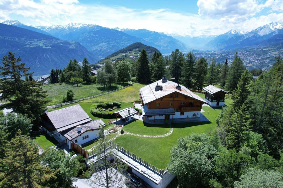 1103 – Maison 15 pièces – 2107 m²