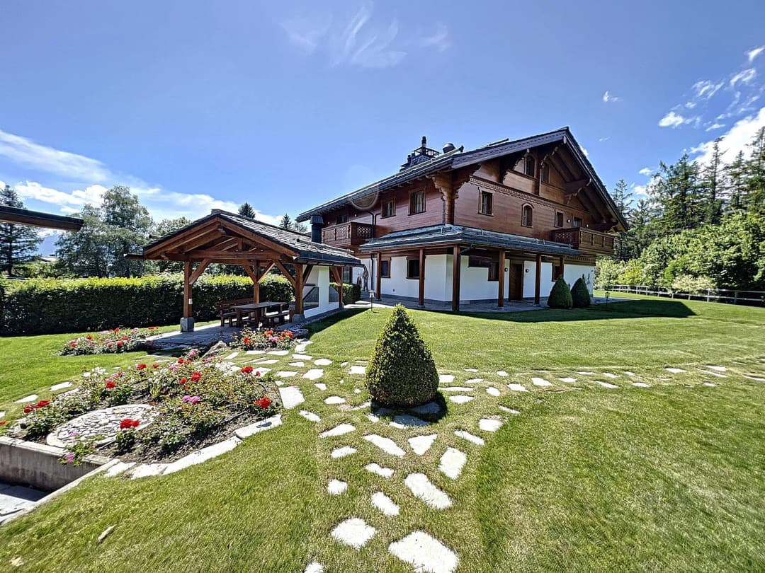 1103 – Maison 15 pièces – 2107 m²