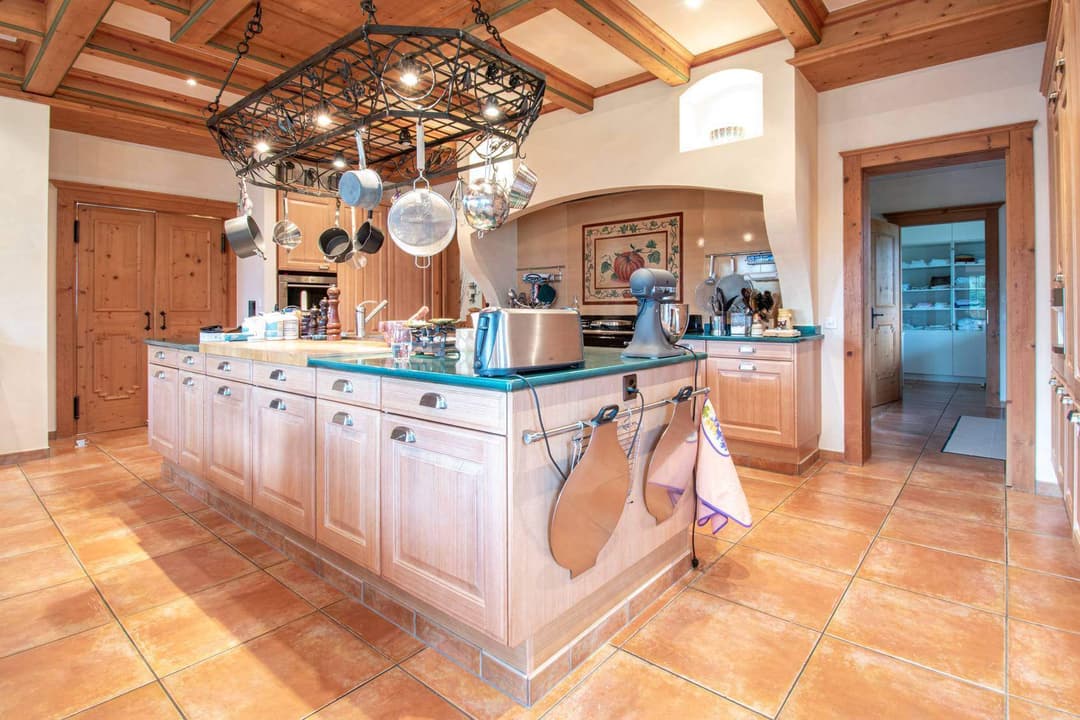 1103 – Maison 15 pièces – 2107 m²