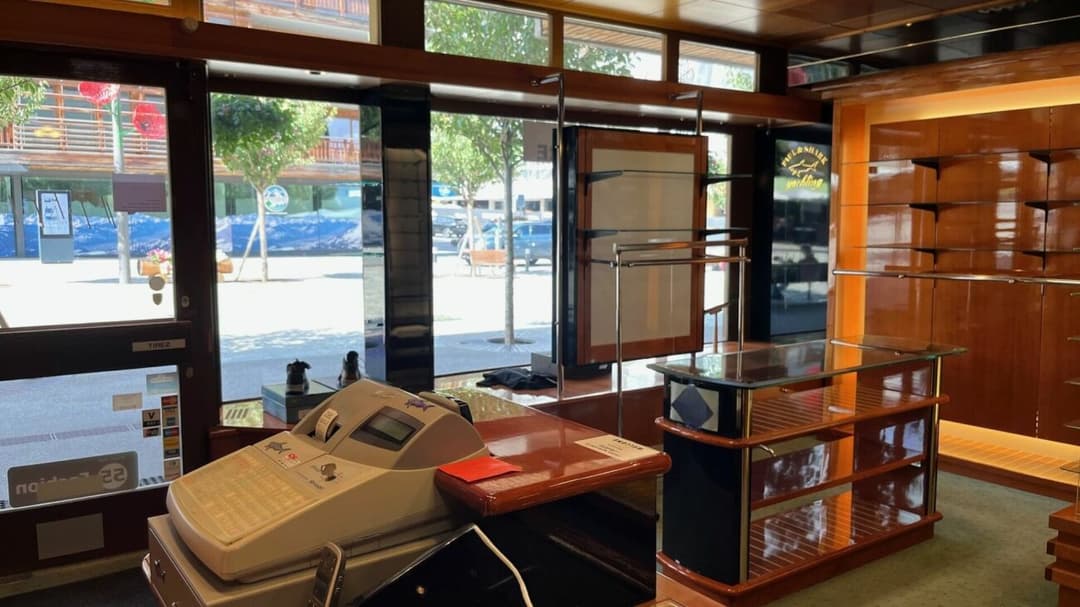 1238 – Commerce – 850000CHF – 102m²