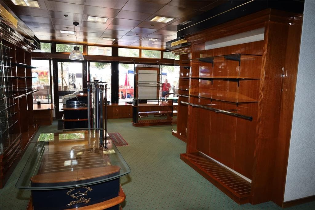 1328 – Commerce – 890000CHF – 102 m²