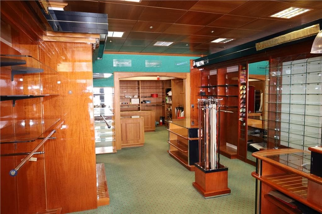1328 – Commerce – 890000CHF – 102 m²