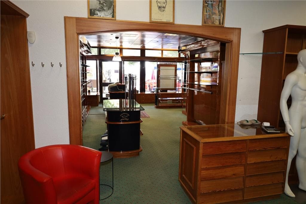 1328 – Commerce – 890000CHF – 102 m²