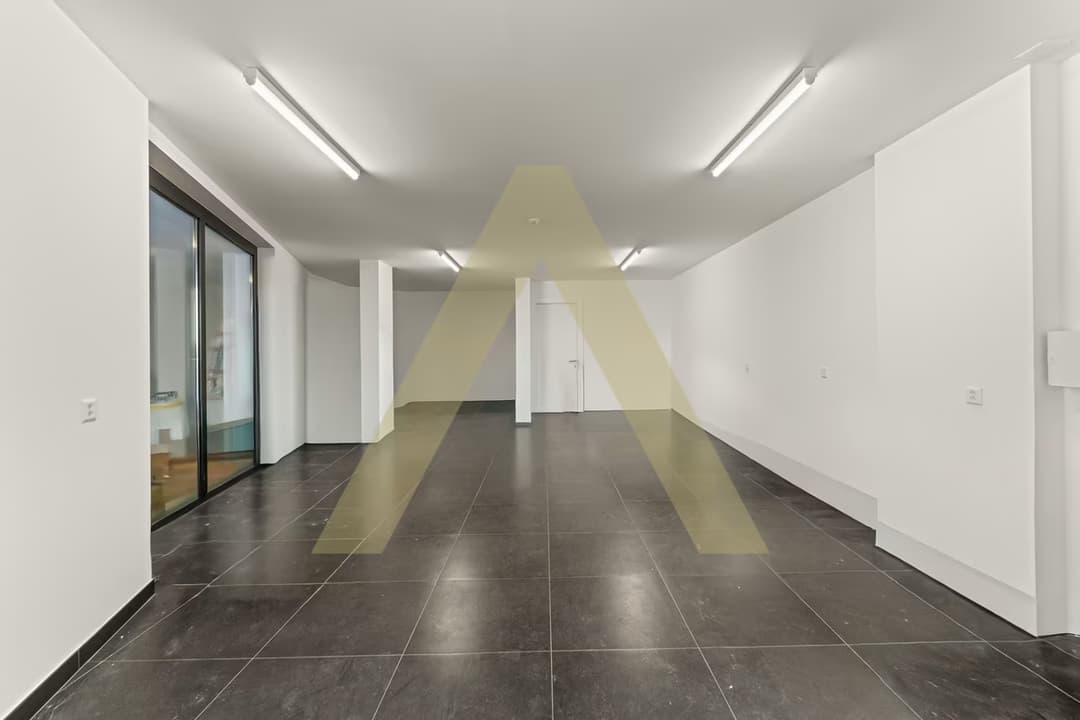 1530 – Commerce –  422000CHF – 67m²