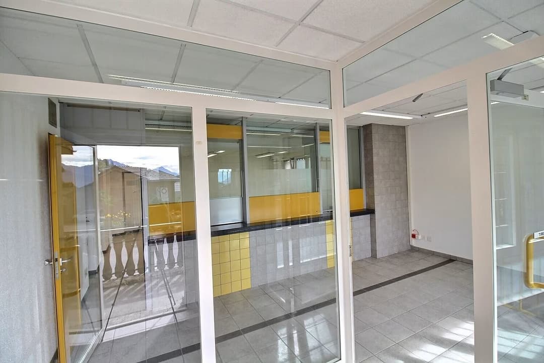 1472 – Commerce  – 4pièces – 2900 CHF – 191 m²