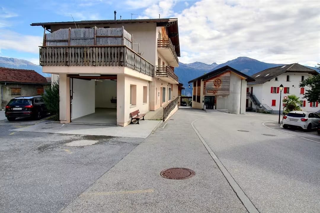 1472 – Commerce  – 4pièces – 2900 CHF – 191 m²