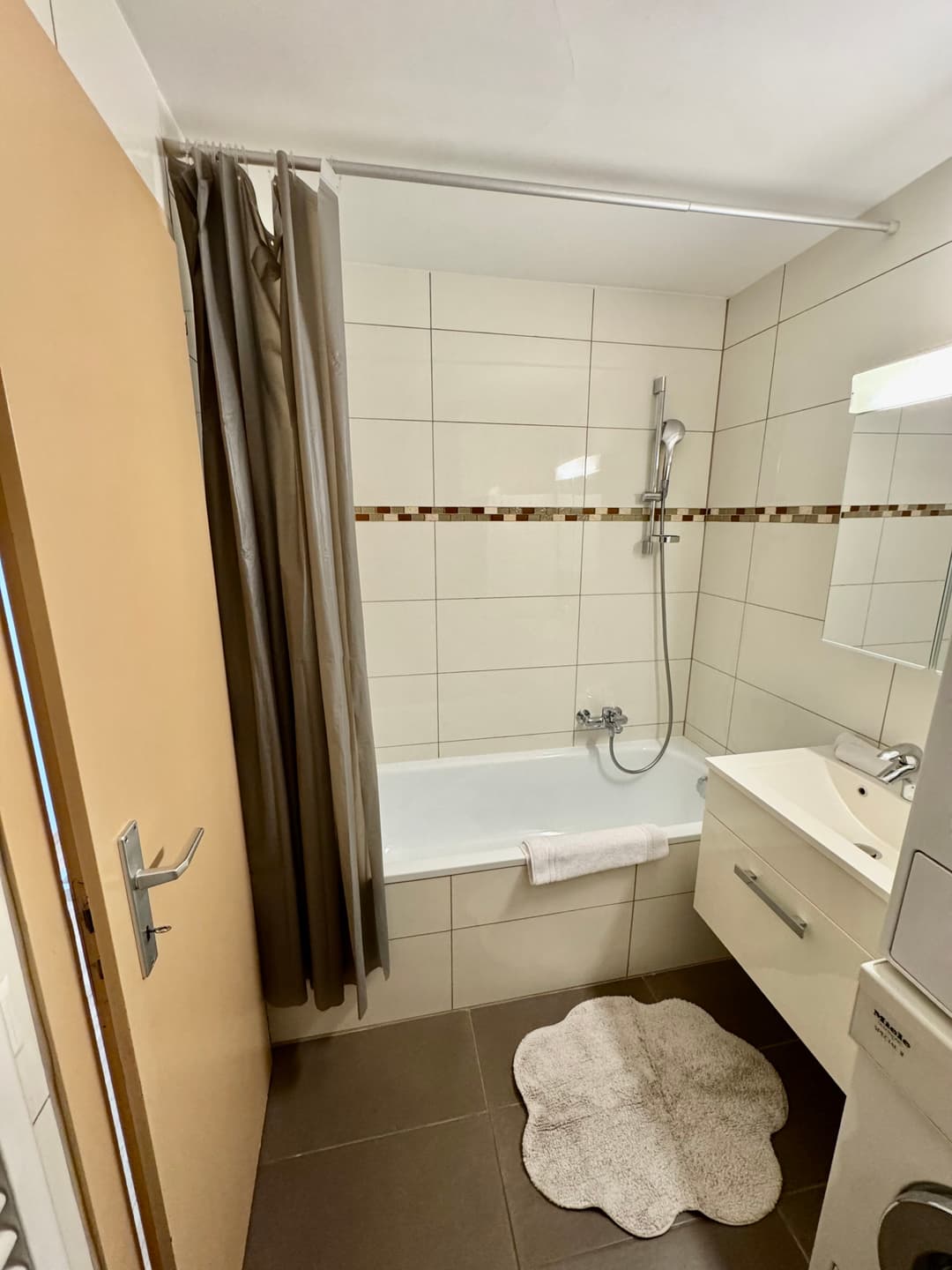 1571 – Appartement 3,5 pièces –  2000CHF – 85 m²