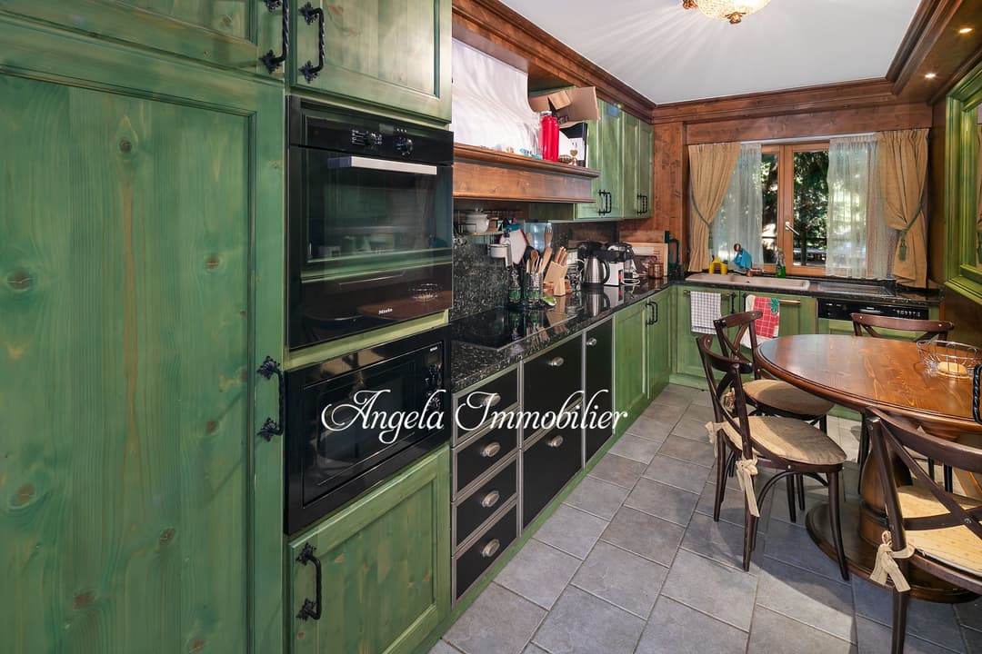 1735 – Appartement 5 pièces – 200 m²