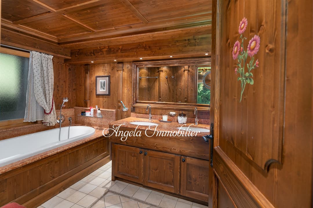 1735 – Appartement 5 pièces – 200 m²